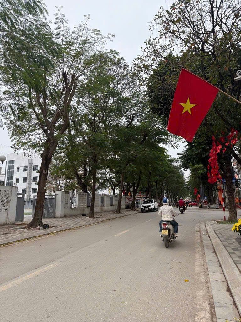 MẢNH ĐẤT HIẾM CÓ CÒN SÓT LẠI- Ô TÔ VÀO ĐẤT - NGÕ THÔNG- 1 NHÀ RA MẶT PHỐ - MẶT TIỀN RỘNG- 83M